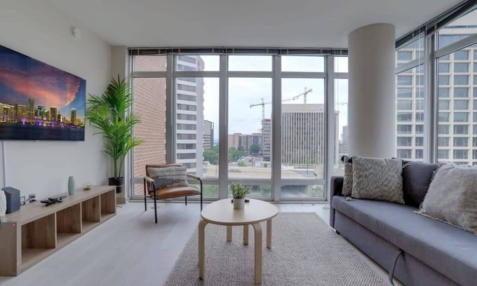 Crystal City Apartment | Wonderful 2BR Apartment @Crystal City WRooftop