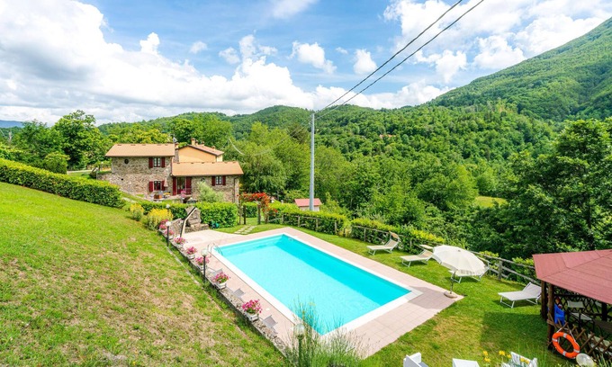 Cutigliano House | Wonderful cottage with views of the Lima Valley.
