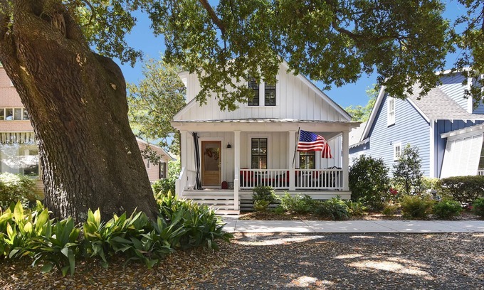 Southport House | Wonderful Cottage - Only 3 Blocks From Downtown Southport Shops and Dining! Outdoor Gas Fire Pit!