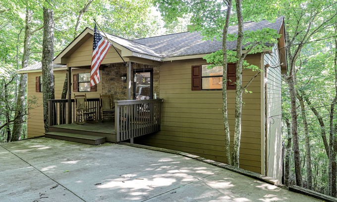 Tate Cabin | Wonderful Dog-Friendly Escape W/Two Decks, Private Hot Tub, Gas Grill & WiFi