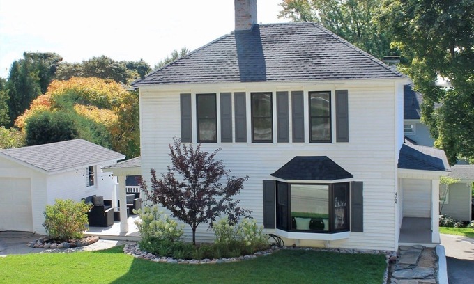 Harbor Springs Cottage | Wonderful Downtown Harbor Springs Cottage, quick walk to shops and restaurants!