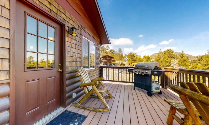 Carriage Hills Cabin | Wonderful family cabin w/stunning views, free WiFi, & full kitchen - near trails