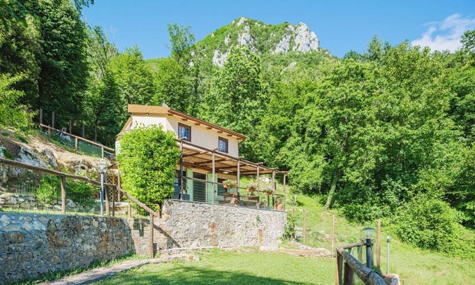 Stazzema House | Wonderful private villa for 4 people with WIFI, TV, terrace, pets allowed and parking