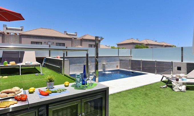 Costa Meloneras House | Wonderful private villa for 8 guests with private pool, WIFI, A/C, TV, pets allowed and parking