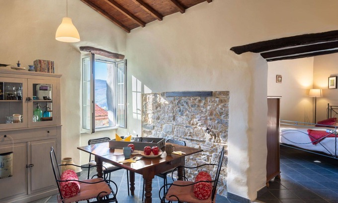 Chiusavecchia House | Wonderful private villa for 2 people with terrace and parking