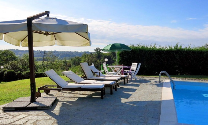 Capriglio House | Wonderful private villa for 10 people with private pool, WIFI, TV, terrace, pets allowed and par.