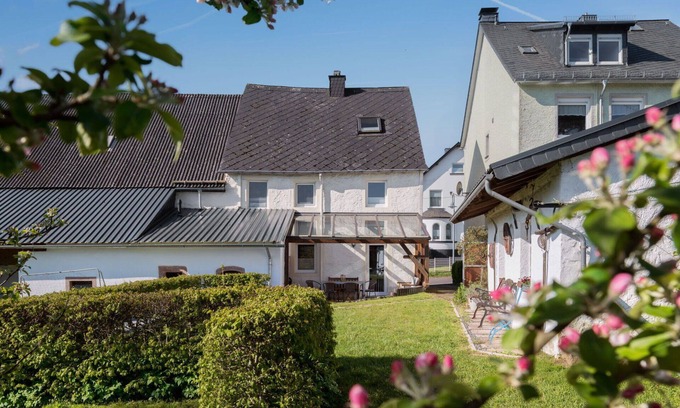 Manderscheid House | Wonderful private villa for 7 people with WIFI, TV and patio