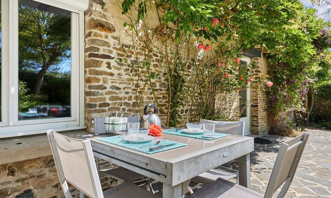 Glatigny House | Wonderful private villa for 4 people with hot tub, TV, terrace and pets allowed