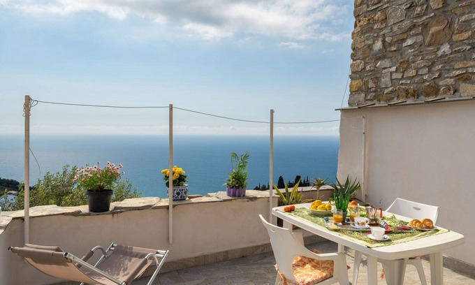 Cipressa House | Wonderful private villa for 4 people with WIFI, A/C, TV, terrace and parking