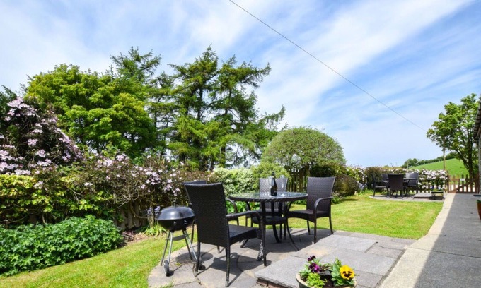 Lampeter House | Wonderful private villa for 4 people with TV, patio and parking