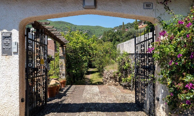 Alassio Villa | Wonderful private villa for 6 guests with WIFI, pets allowed and parking