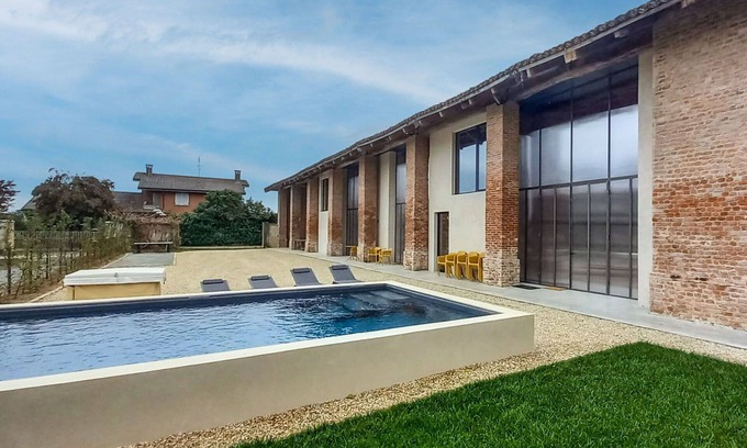Poirino Villa | Wonderful private villa for 14 guests with hot tub, A/C, WIFI, private pool, TV and patio