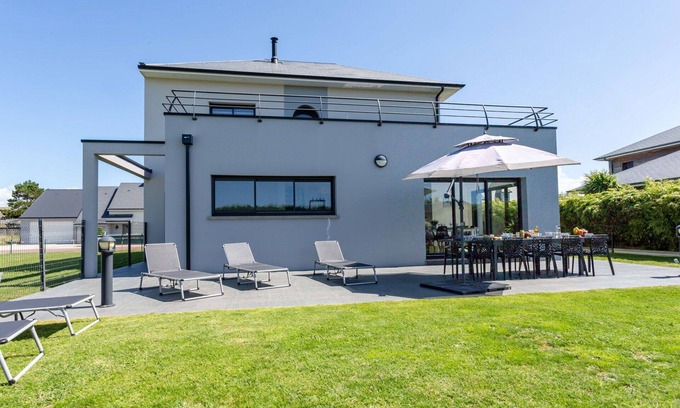Pirou House | Wonderful private villa for 10 people with WIFI, TV, terrace, pets allowed and parking