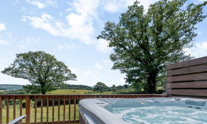 Silian House | Wonderful private villa with WIFI, hot tub, TV, patio, pets allowed, panoramic view and parking