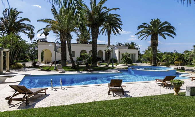 Nardo Villa | Wonderful private villa with hot tub, A/C, private pool, WIFI, TV, patio, pets allowed and parking