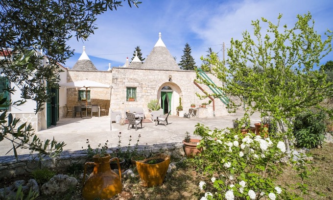 Locorotondo Villa | Wonderful Trulli building in Locorotondo countryside