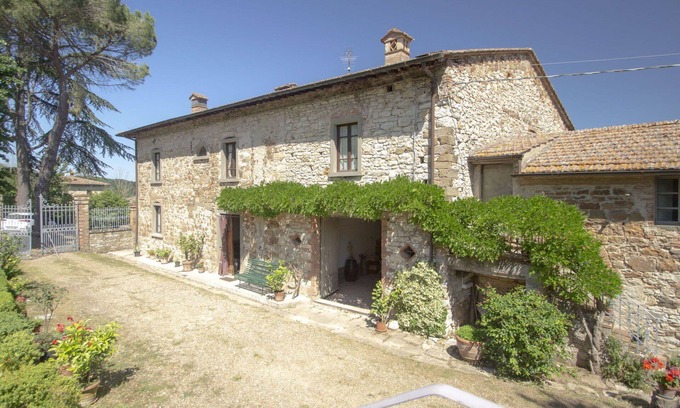 Radda in Chianti Villa | Wonderful villa for 6 guests with WIFI, TV, terrace, pets allowed and panoramic view
