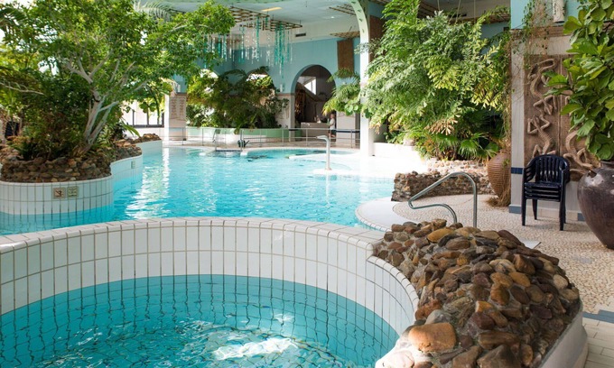 Ouddorp House | Wonderful villa for 4 people with WIFI, pool, TV, terrace and parking