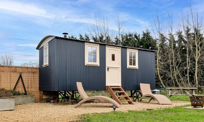 Brackley House | Wonderful villa for 2 guests with WIFI and pets allowed