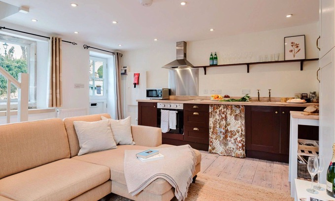 Painswick House | Wonderful villa for 2 people with WIFI, pets allowed and parking