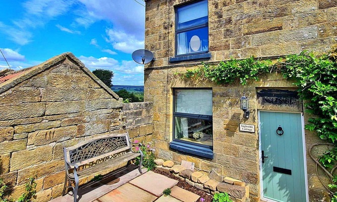 Glaisdale House | Wonderful villa for 4 guests with WIFI, terrace and parking