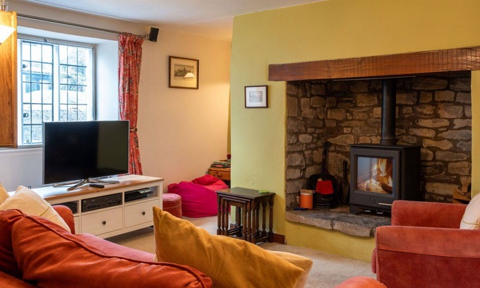 Stogursey House | Wonderful villa for 4 guests with WIFI, terrace and pets allowed