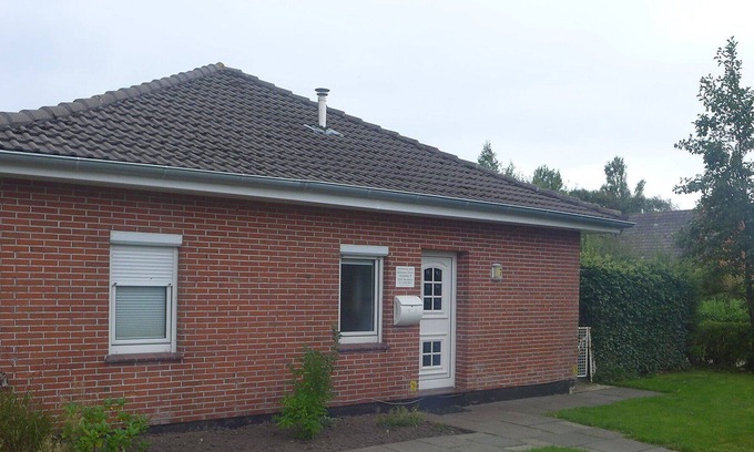 Norddeich House | Wonderful villa for 5 guests with WIFI, TV, terrace, pets allowed and parking