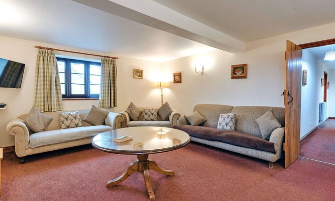 Craven Arms House | Wonderful villa for 8 people with pool, WIFI and terrace