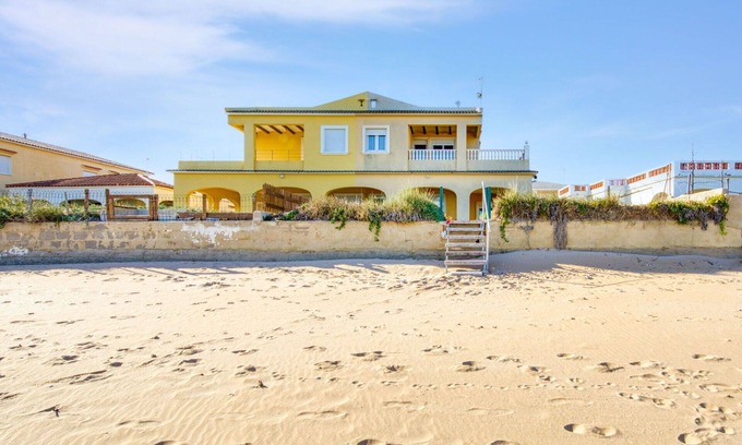 Les Deveses House | Wonderful villa for 8 guests with WIFI, TV, patio, pets allowed and parking