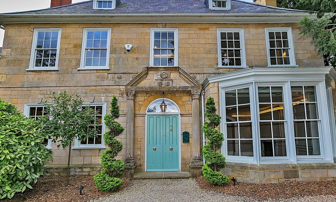 Yardley Gobion House | Wonderful villa for 17 guests with WIFI, hot tub, terrace, pets allowed and parking