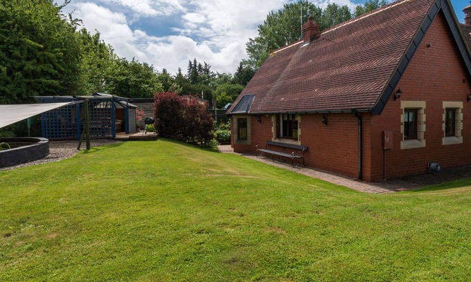Craven Arms House | Wonderful villa for 2 guests with WIFI, TV and parking