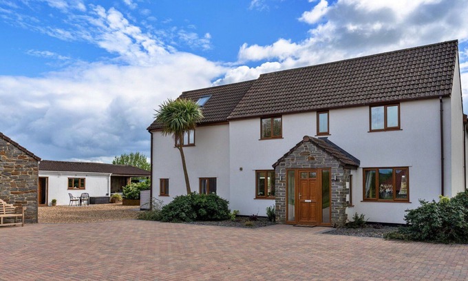 Lympsham House | Wonderful villa for 12 guests with WIFI, hot tub, terrace and pets allowed