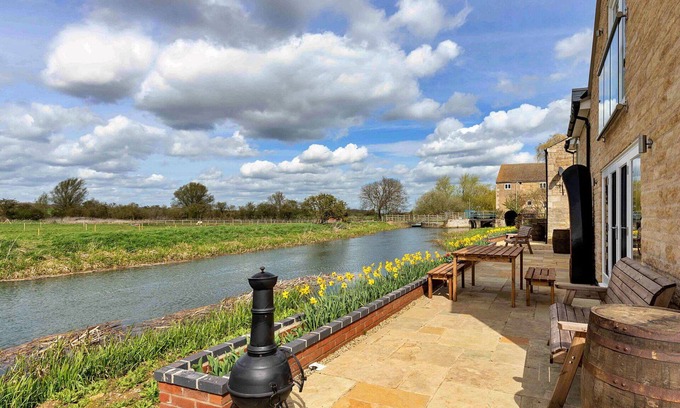 Thurlby House | Wonderful villa for 6 people with WIFI, terrace, pets allowed and parking