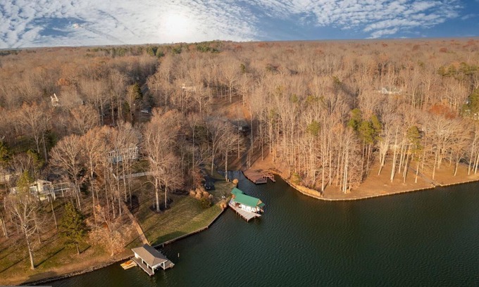 Mineral House | Wonderful waterfront getaway on Lake Anna's public side!