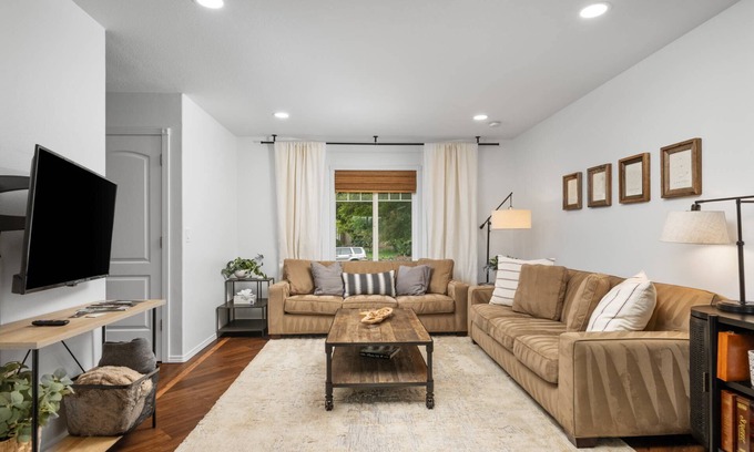 Dundee House | Wonderful Wine Country Location, Pet Friendly, Fully Fenced Backyard, 1/2 Mile From Downtown Dundee