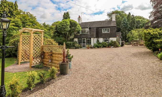 Forsbrook Cottage | WOOD COTTAGE, family friendly, character holiday cottage in Milwich