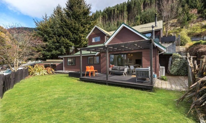Fernhill House | Wood fire inside, bath and views of the Remarkable mountains