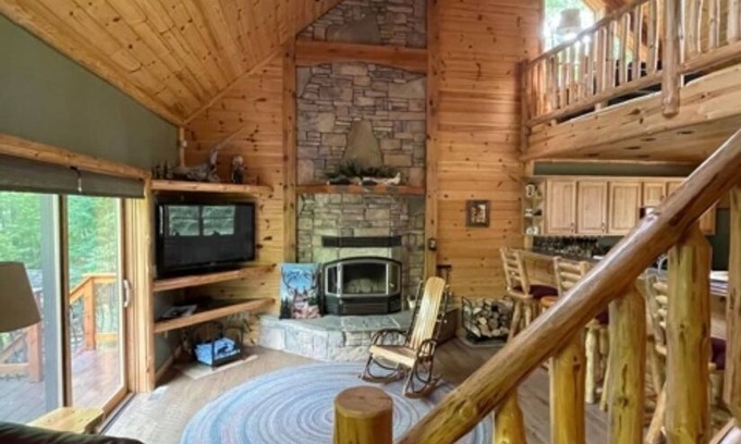 Hayward Cabin | Wood Haven Lodge/Pets/Nelson Lake/Pontoon Rental