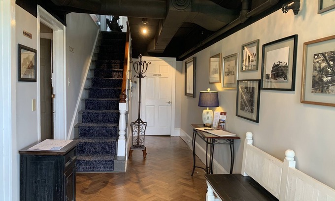 Jasper Hotel | Woodbridge Inn & Tavern