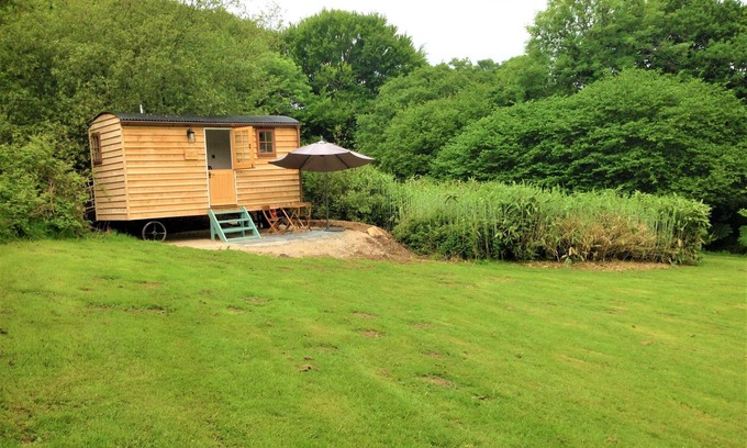 Mylor Churchtown Cabin | Woodcutter's Hide, get away from it all and enjoy a romantic, rural experience.