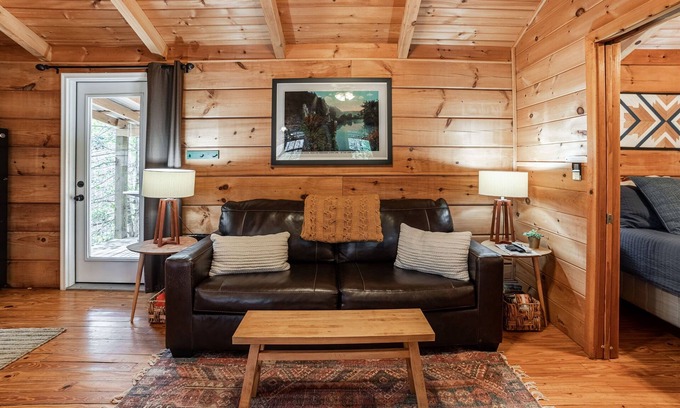 Hot Springs Cabin | Wooded Couples Log Cabin w/Hot Tub (Pet-friendly)