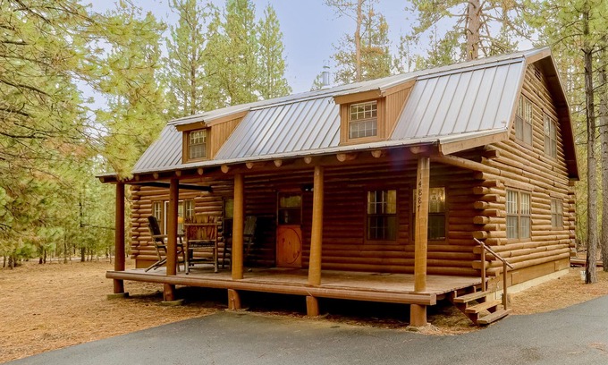 La Pine Cabin | Wooded family-friendly home near trails w/WiFi, 2 decks, hot tub, washer/dryer