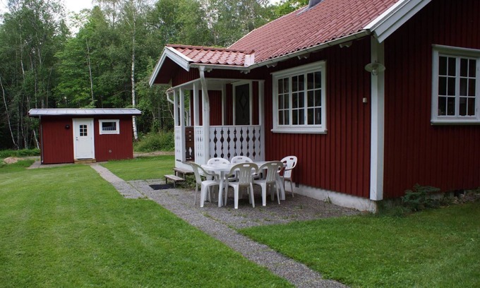 Sexdrega House | Wooden house near a lake, with a boat