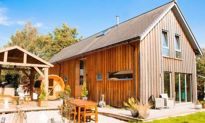 Aviemore Ski Chalet | Woodhaus - with hot tub and sauna in Aviemore