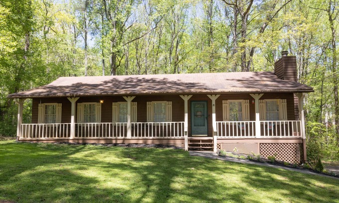 Acworth House | Woodland cottage near LakePoint Sports Complex & Butterfly Pavilion