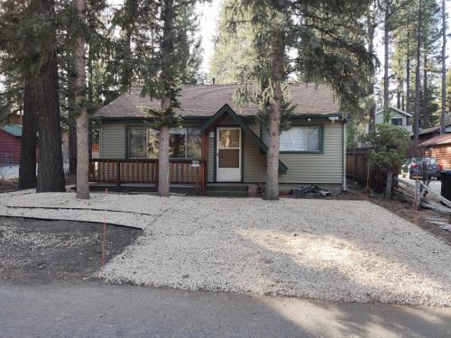 Big Bear City House | Woodland Hideaway - Stylish & Spacious, Snow Play & Hiking, EV-Friendly, Designer Interior, New Host Deal