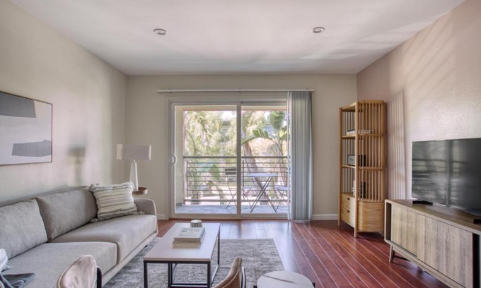 Woodland Hills Apartment | Woodland Hills 1BR w pool gym nr Warner center LAX-893