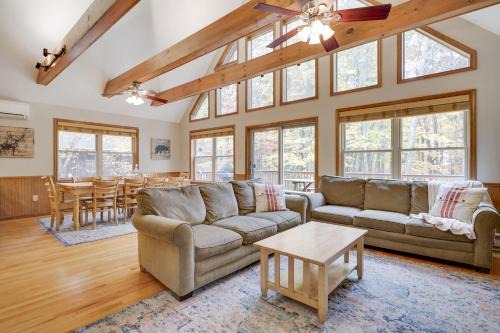 Lake Harmony Estates House | Woodland Oasis by AvantStay Hot Tub Firepit Walk to Lake