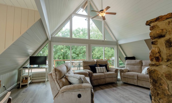 Heber Springs Cabin | Woodland Retreat is a perfect destination to relax w/gorgeous lakefront views!