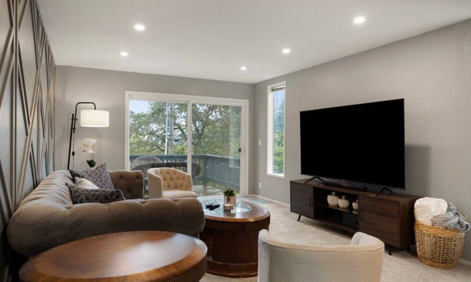Fairmont House | Woodlawn Heights: 1.1 mi to UofO